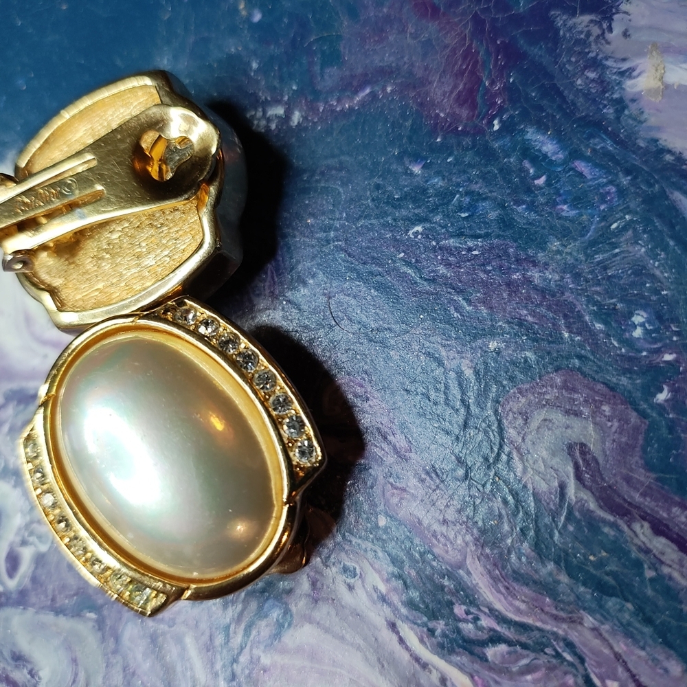 Dior Elegant Gold and Pearl Earrings - Picture 2 of 7